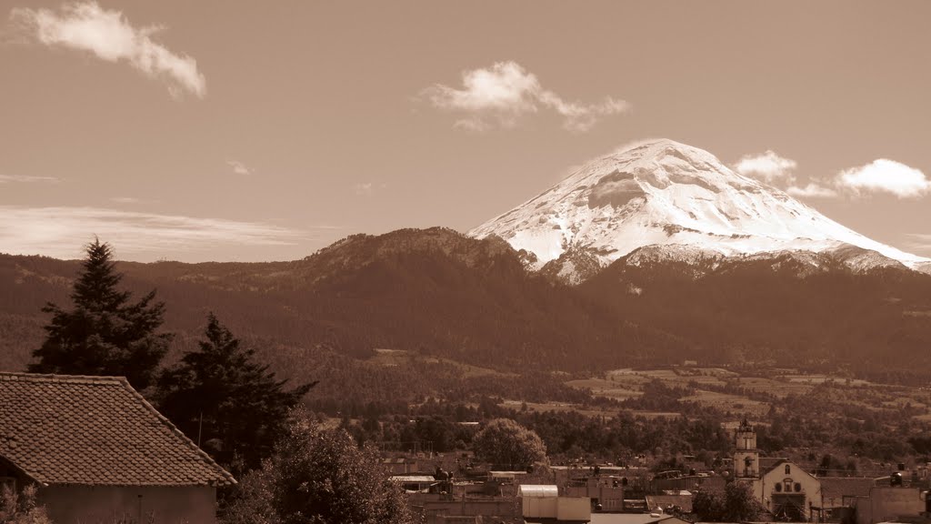 Popo desde el centro de Amecameca by Leopoldo Díaz