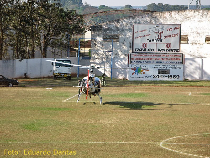 Tupã, SP - Helicóptero da PM no estádio municipal - setembro/2011 by Eduardo M. P. Dantas