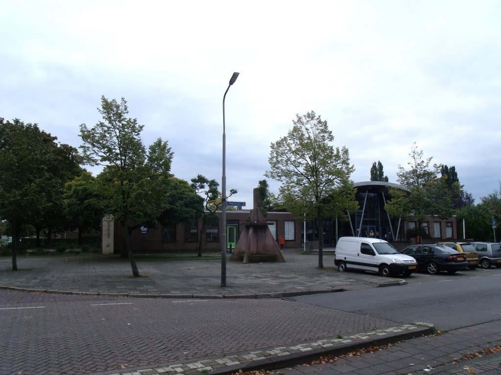 Buurtcentrum Kalsdonk met monument. by Rene1971