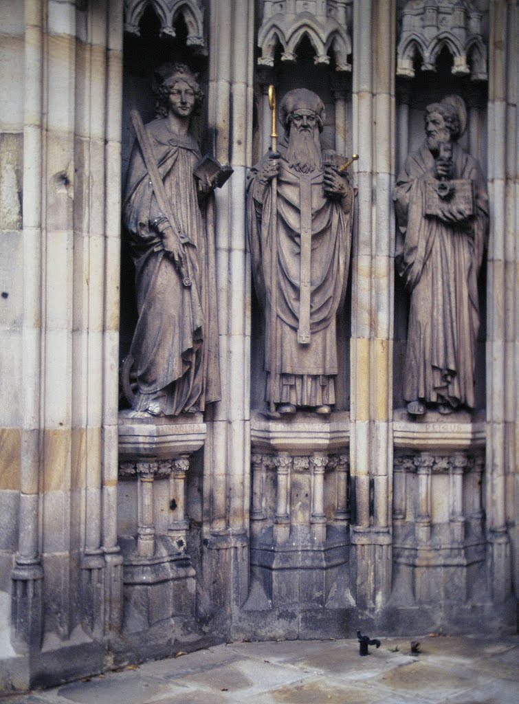 Warendorf, St. Laurentius 1996 - Neugotisches Hauptportal, linkes Gewände by Wensky