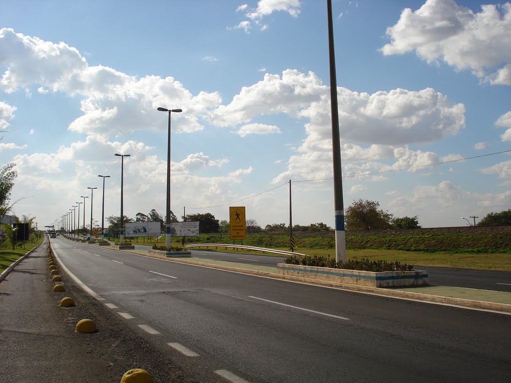 Pompéia - SP / Entrada da cidade. Esta pista na verdade é a saída, sentido Marília. Aqui rodovia e avenida são sobrepostas. by Edson Reis