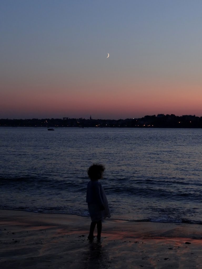 Saint-Malo - La fillette et la lune by Olivier SUBLET