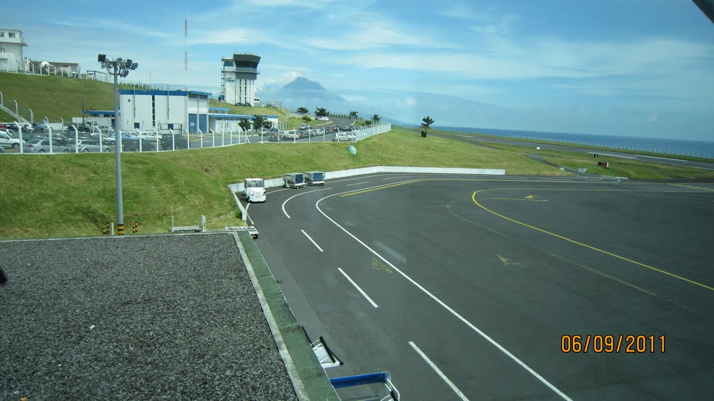 Aeroporto da ilha do Faial,Acores,em frente a ilha do Pico. by Herbert Terra