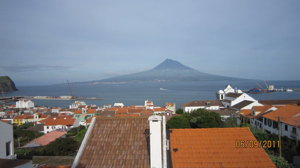 Baia da Cidade da Horta,ilha do Faial,Acores,em frente a ilha do Pico,a esquerda desta ilha de Sao Jorge. by Herbert Terra