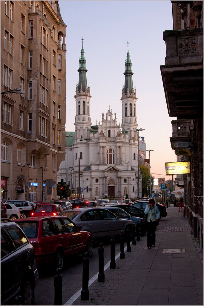 Gdy zapalają się latarnie - Plac Zbawiciela, kościół pod wezwaniem Najświętszego Zbawiciela, widok od ulicy Mokotowskiej by t_a_lew