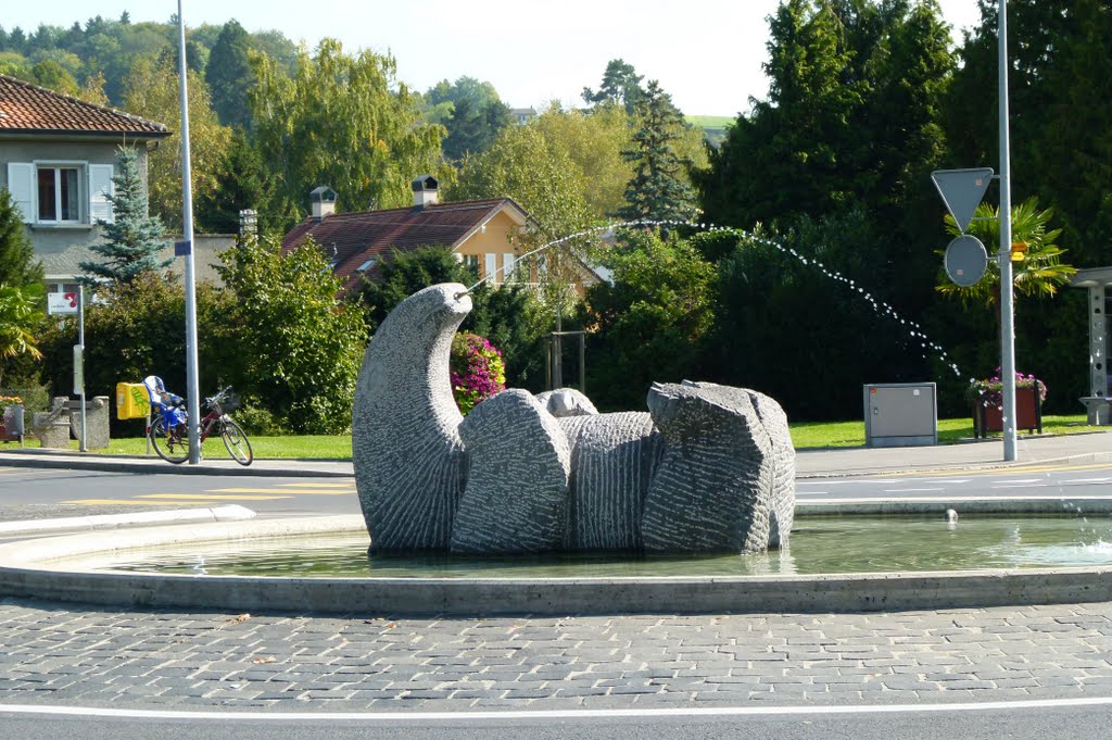 "Le grand baigneur", sculpture/fontaine, giratoire de Floreyres - Par Gaspard Delachaux, 2001-2002 by Magda GHALI