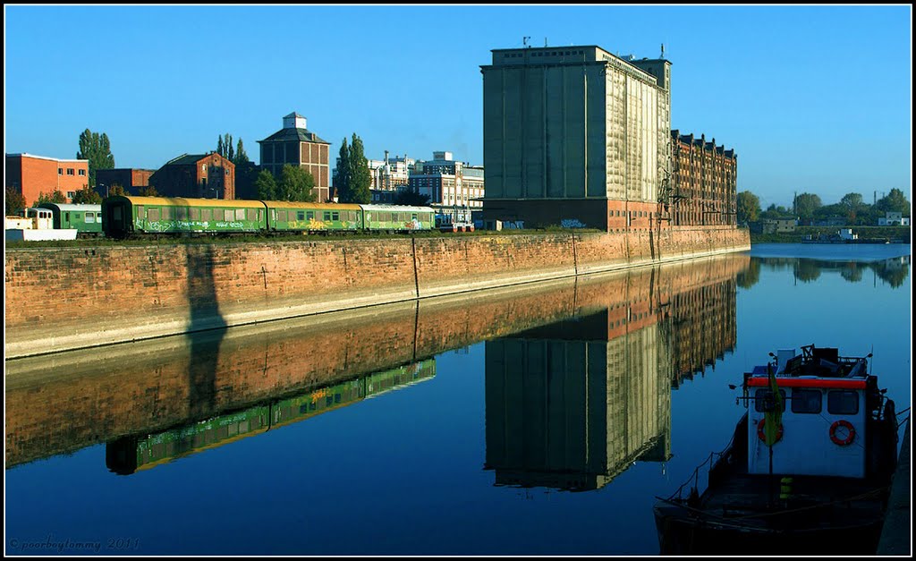 Handelshafen Magdeburg - Speichgebäude by poorboytommy