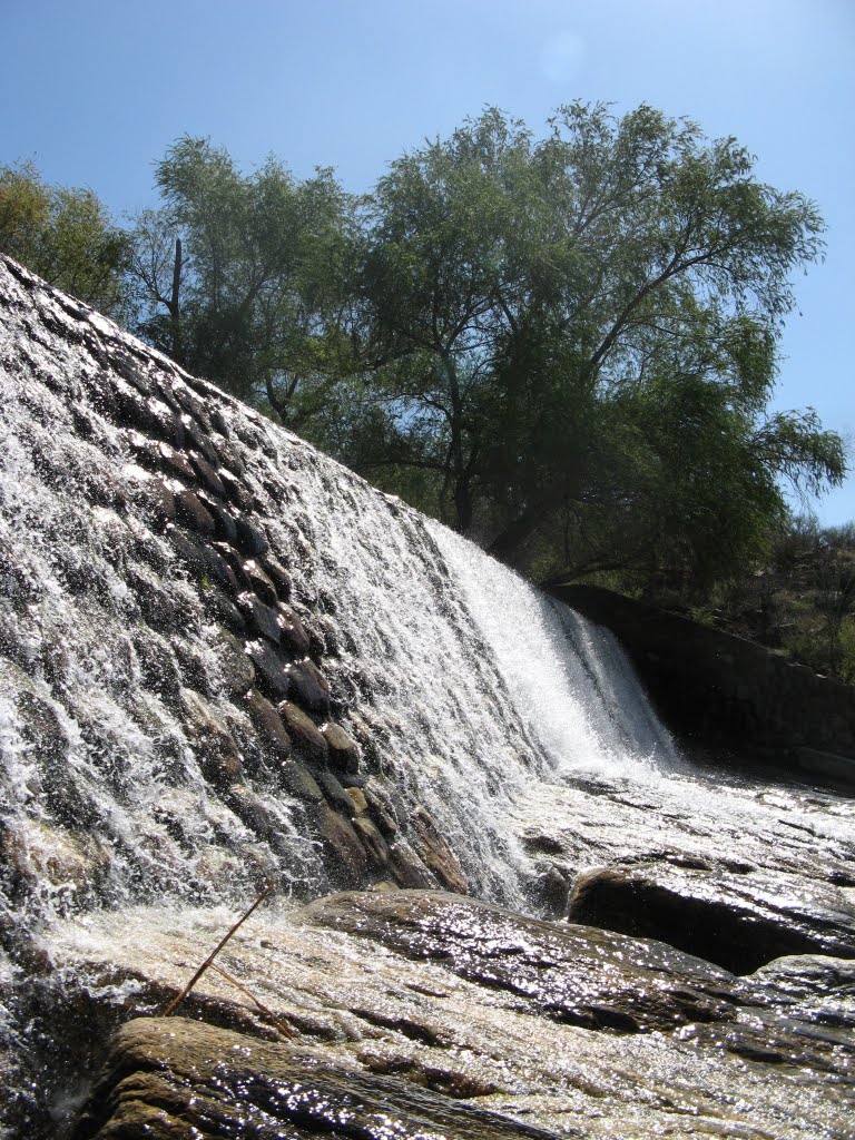 Sabino Lake Dam by hakkun