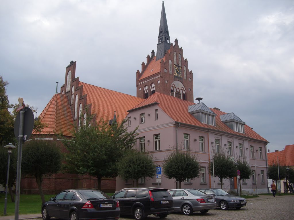 Usedom - kościół i ratusz by Piotr Deresiński