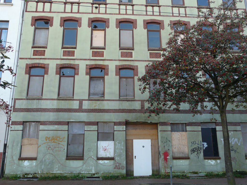 In den öden Fensterhöhlen wohnt das Grauen.. Ruine im sonst so schönen Lehe by Dominic Techau