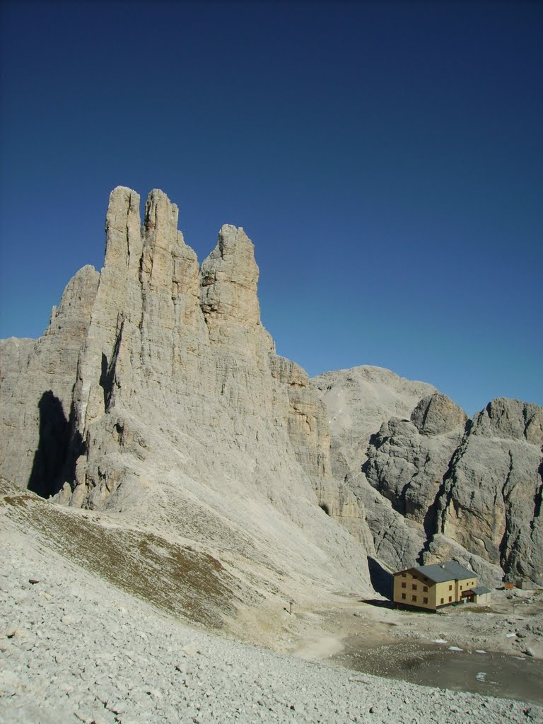 Gartlhütte unter den Vajolettürmen by Wolfgang Küfner