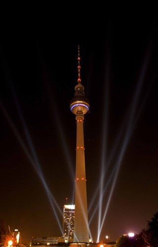 Festival of Light 2007 Fernsehturm Berlin by berliner1017