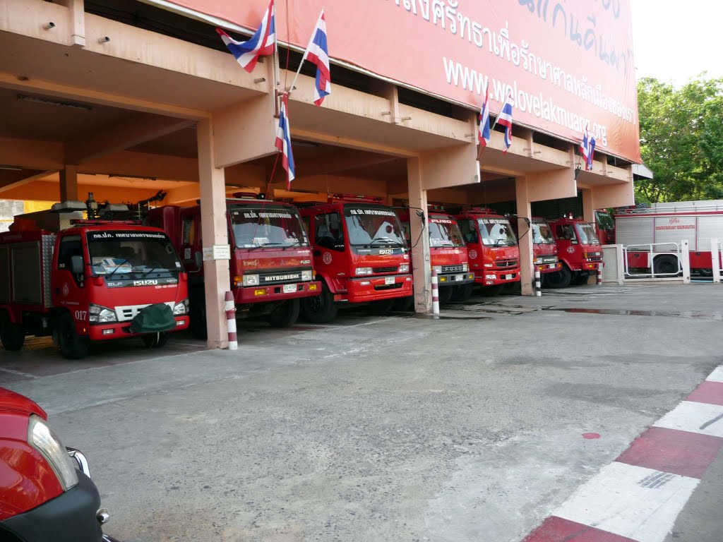 2010.5.15 消防自動車は日本車が多い (Fire engines are often made ​​in Japan) by H.Katayama