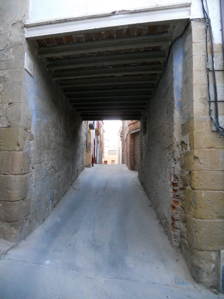 Castelló de Farfanya: carrer de la Creu by Pedro Salcedo i Vaz