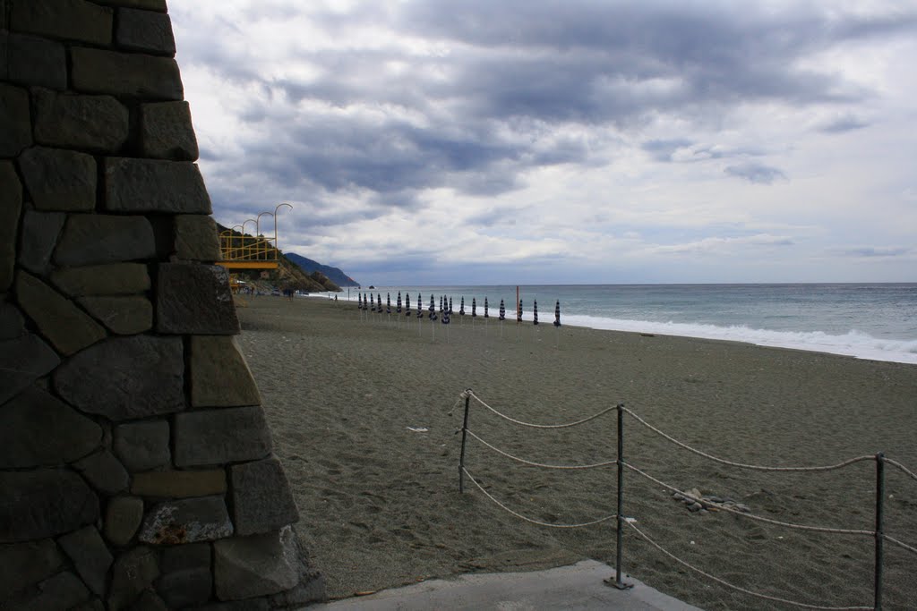 Deiva - Spiaggia deserta by Renzo Garabini