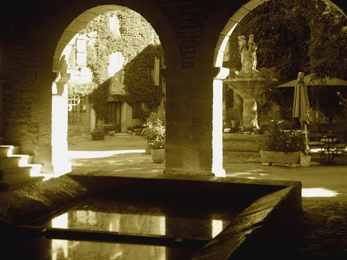 Saignon - Le lavoir et la fontaine by jp fantone