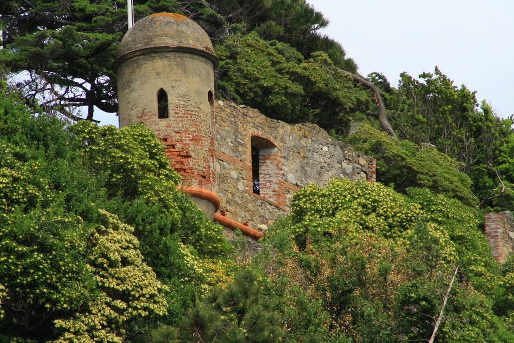 Moneglia - Torre di guardia by Renzo Garabini