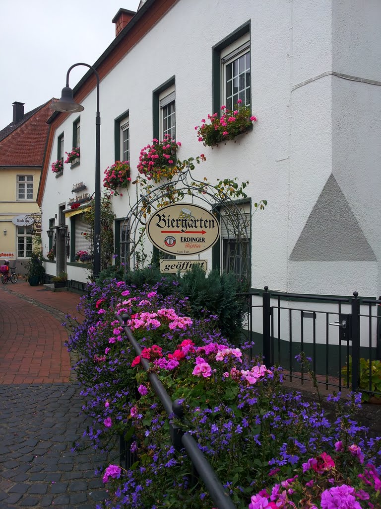 Biergarten im alten Gemen by Markus Bürger