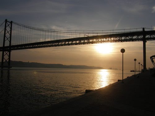 Pôr do sol na Ponte 25 de Abril by Luís Seixas