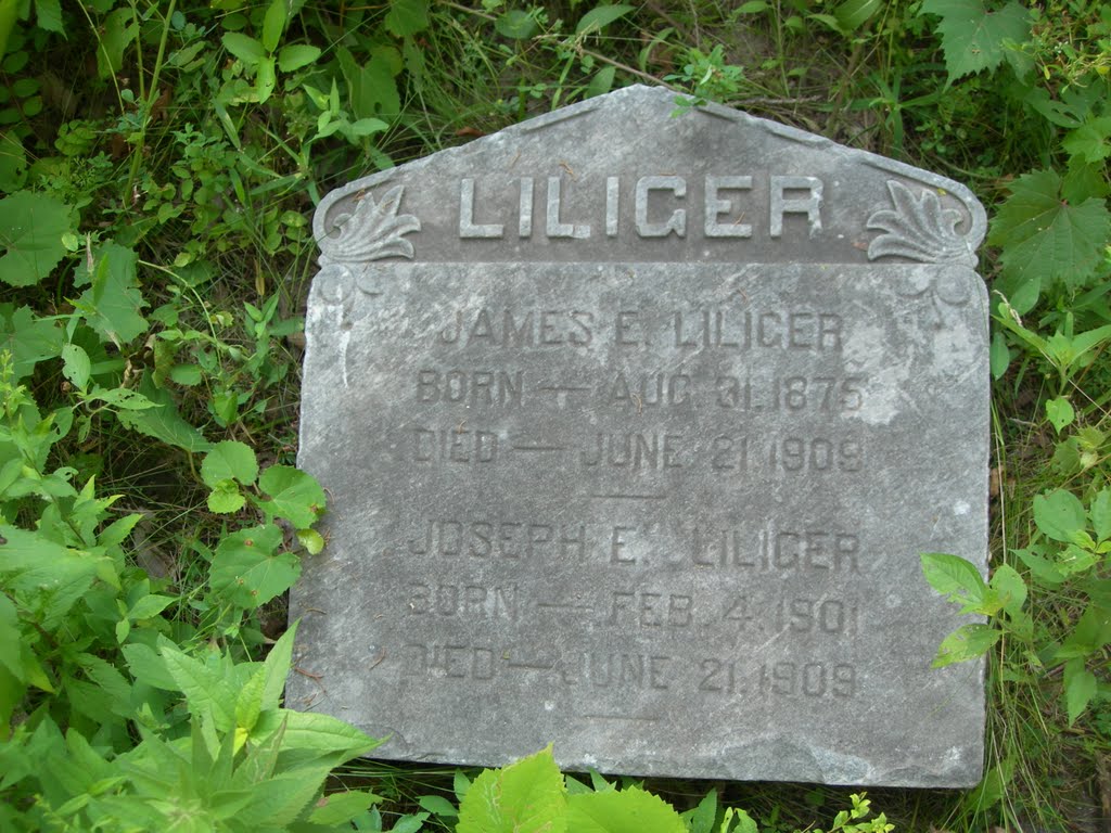 River Bluffs Park - Gravesite by Steve Baumann