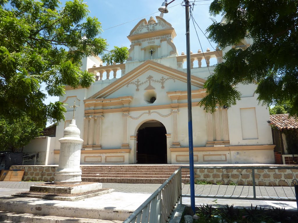 San Alejo Church by Gidti Ludesirishoti