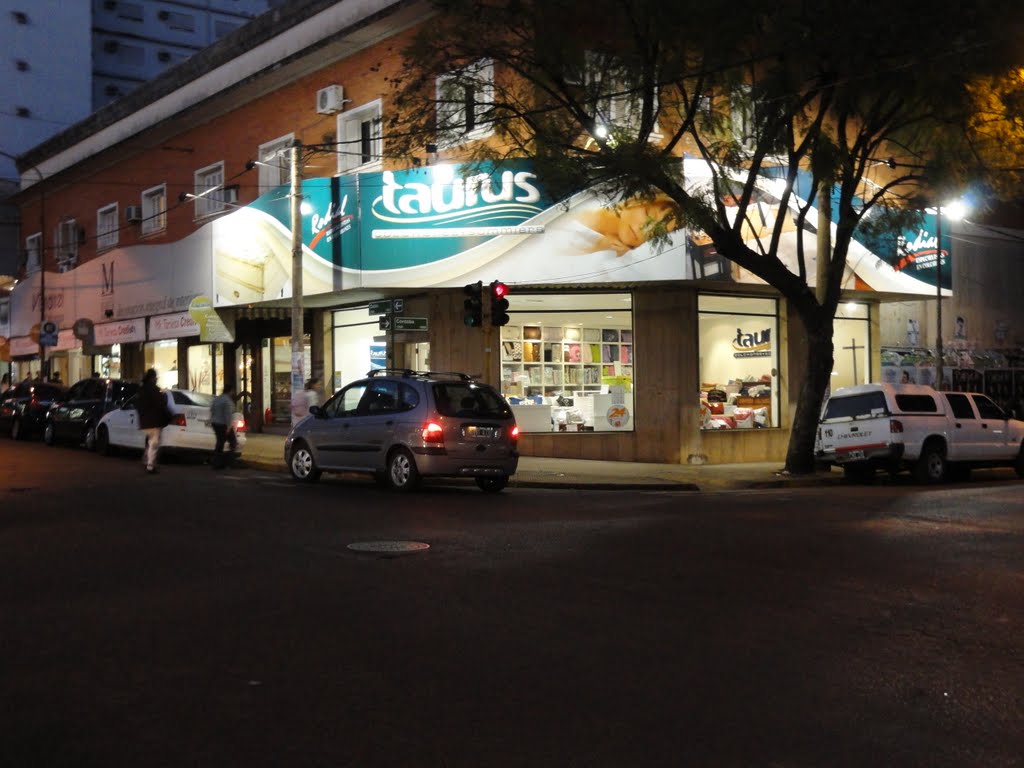 Nocturna. Esquina de Córdoba y Colón. by chaporriste