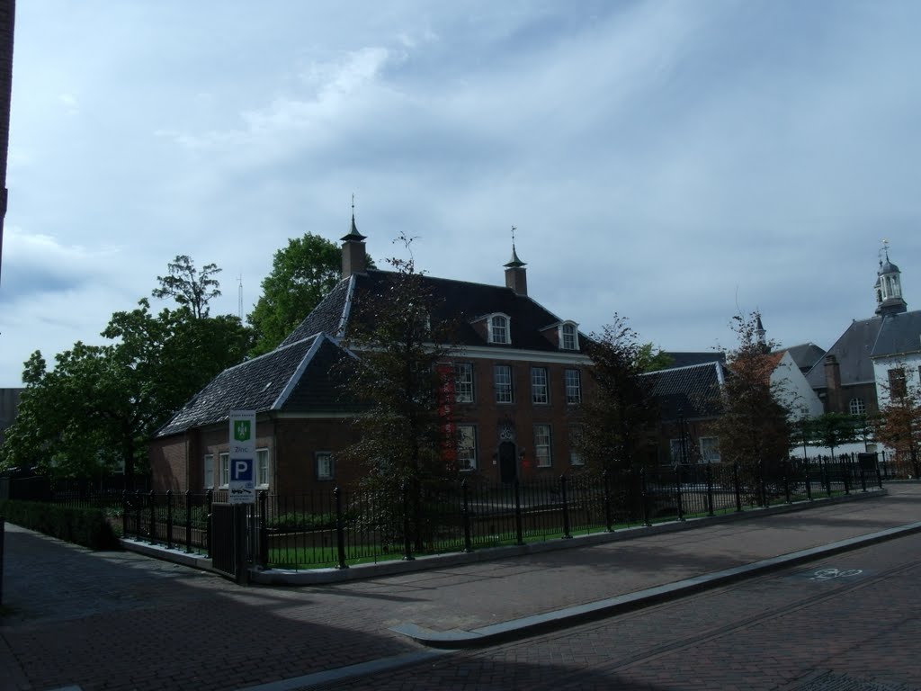 Naast net rechts van de foto het torentje van de voormalige N.H.Kerk. by Rene1971