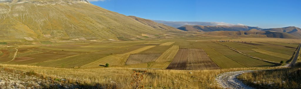 PANORAMICA Pié di Vettore e Prate Pala - Castelluccio di Norcia by Andrea Gervasoni and…