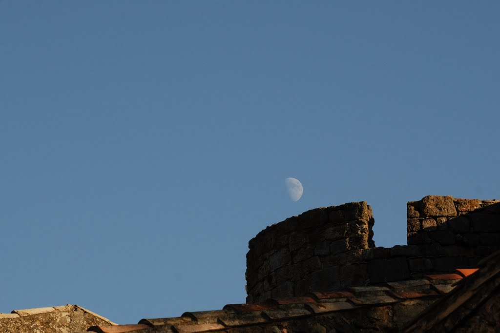 Lune à Villerouge-Termenés by Laurent Levoyer