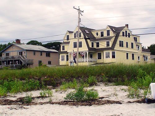 House in front of Goose Rocks Beach by AlexEiffel