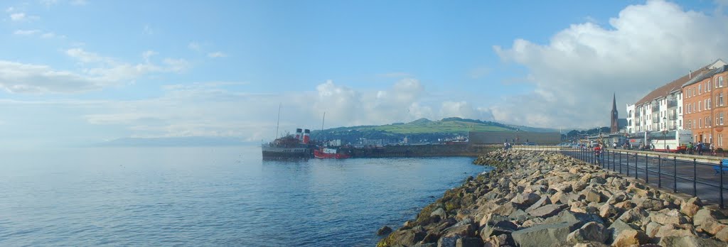 Largs pier by COL43