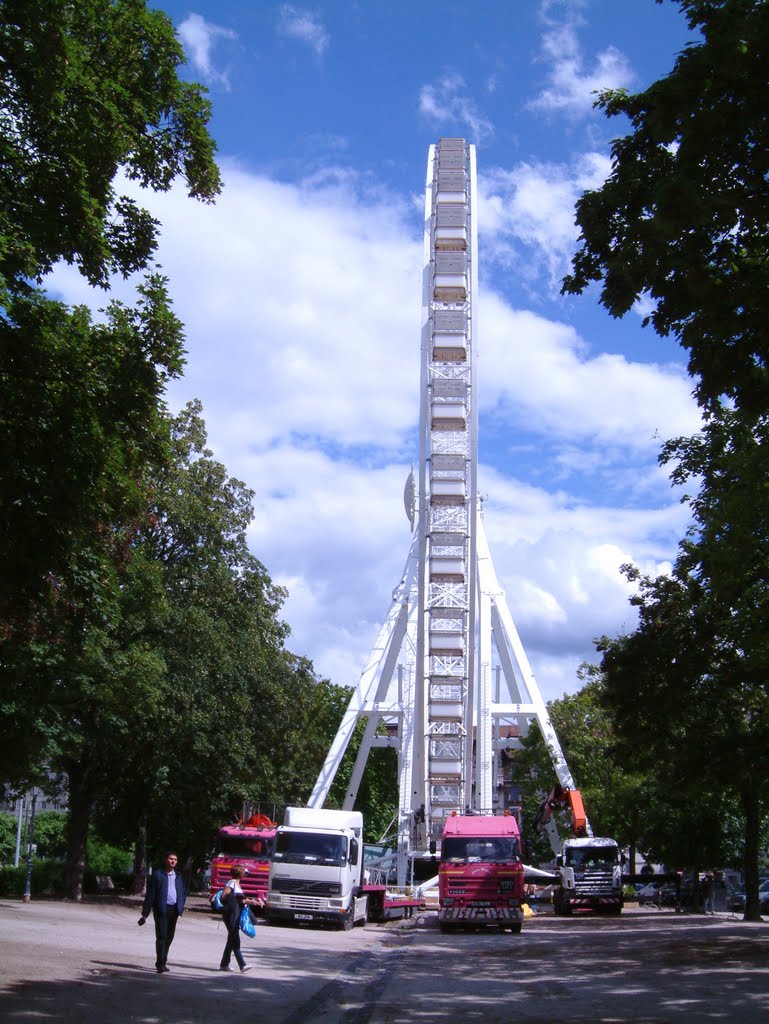 Installation de la Grande roue sur la place Sturm by Magda GHALI