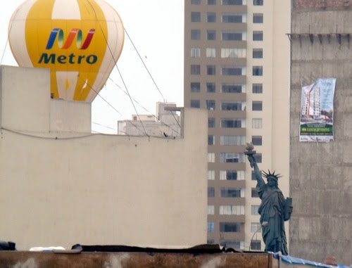 Estatua de la Libertad y Globo Metro by Cesar Mares Velarde