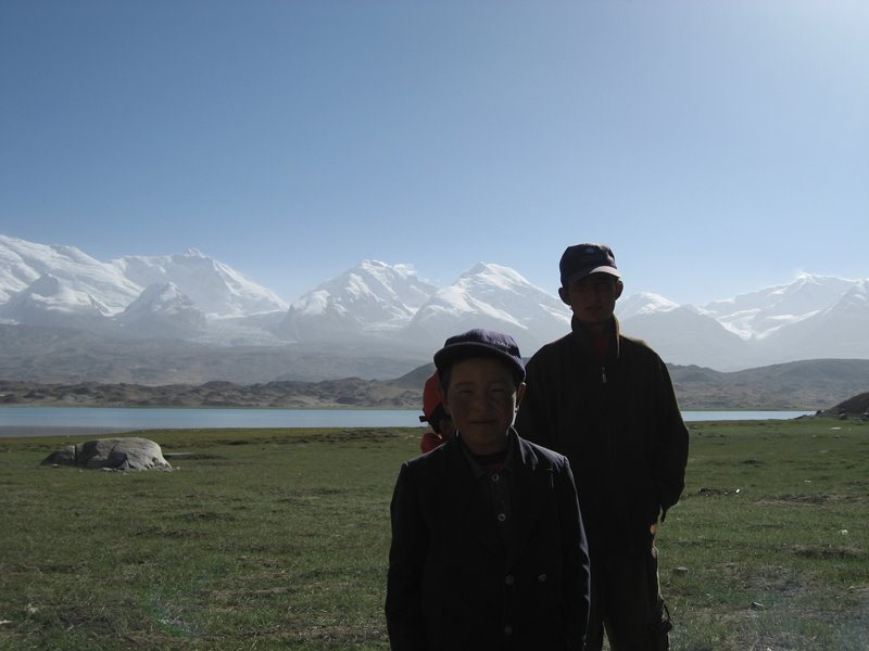 Kirghize kids, Karakul Lake and Kongur by Alexandre Rodriguez