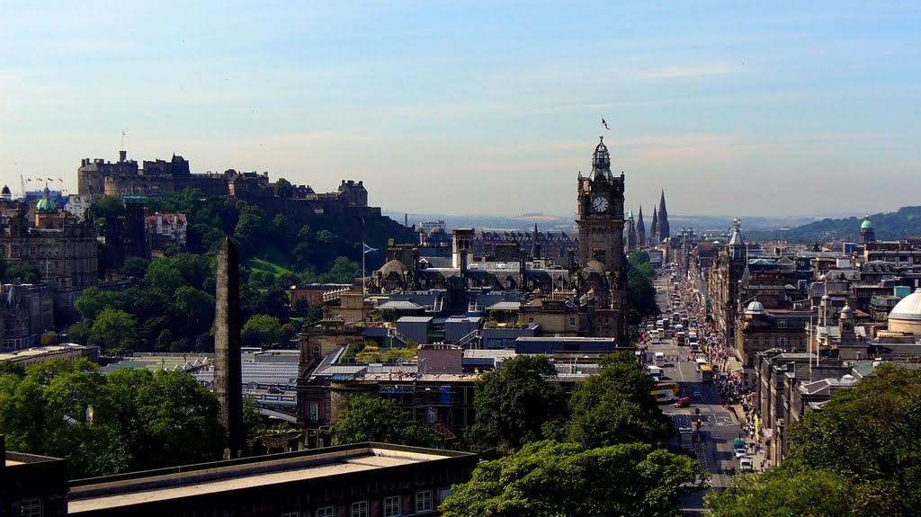 Princes Street and gardens, castle and the clock tower of Balmoral Hotel by Jan Åge Pedersen