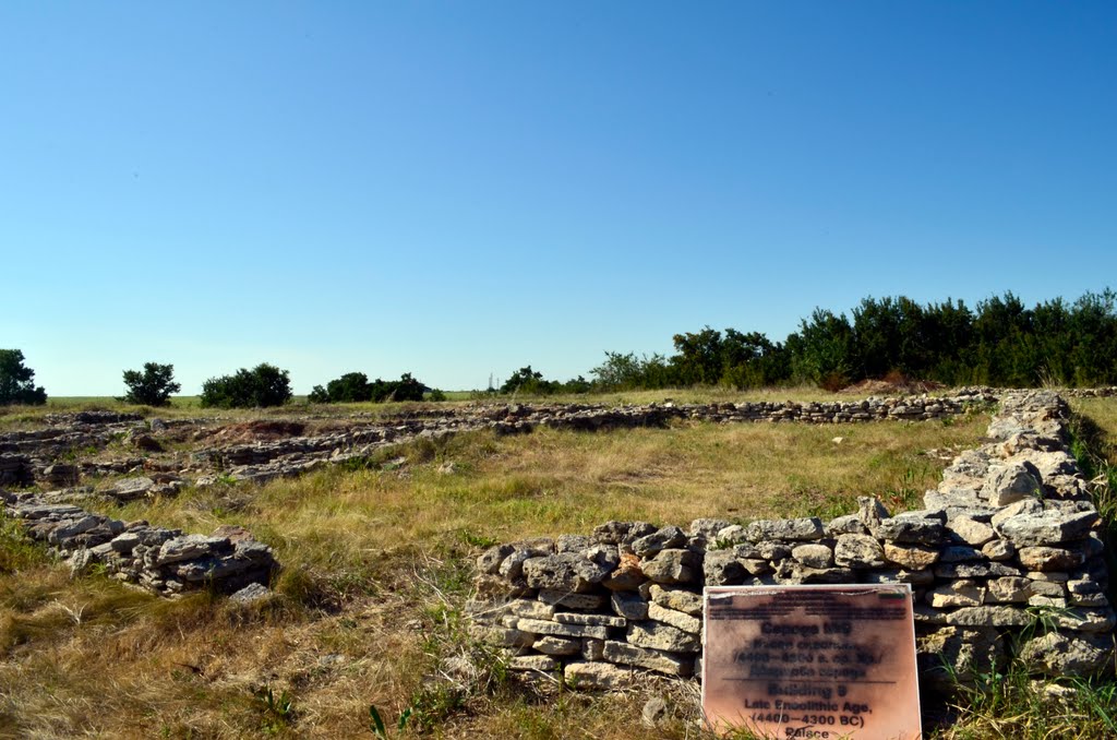 Дворцова сграда (4400-4300 г.пр. Хр.) / Palace (4400-4300 BC) by Godo Nikolov