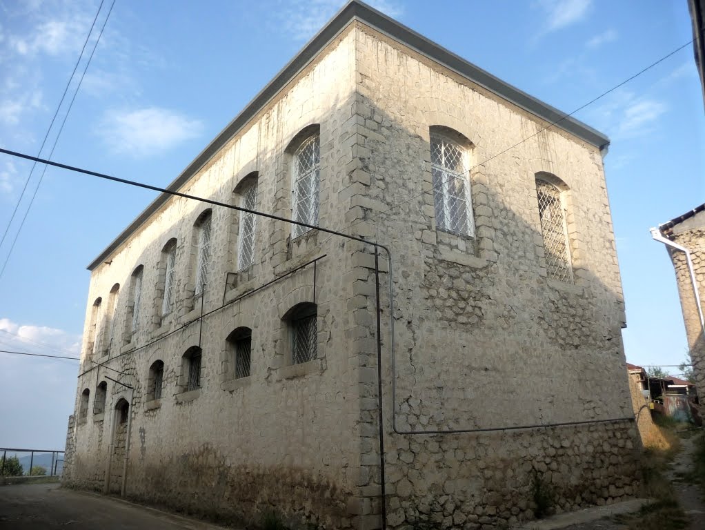 Şuşa-Azərbaycan. Seyidli məhəlləsi. Görkəmli Azərbaycan xanəndəsi Cabbar Qaryağdıoğlunun evi ilə üzbə üz yaşayış evi. XIX əsrin tarixi abidəsi. İşğaldan sonra. by Mahammad Cavadzade