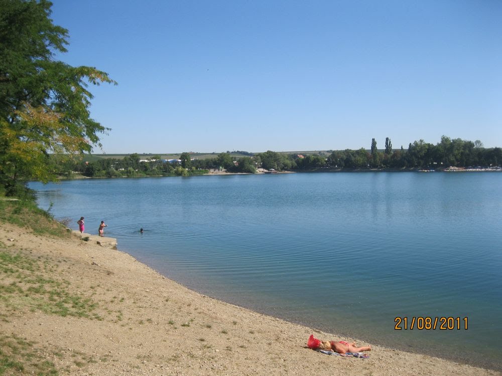 Jutarnji pogled na malu plažu by Ognjen Đukić