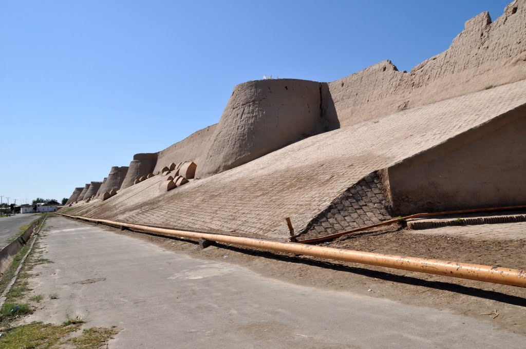 The walled town of the city of Khiva in Uzbekistan. by Nicola e Pina Uzbeki…