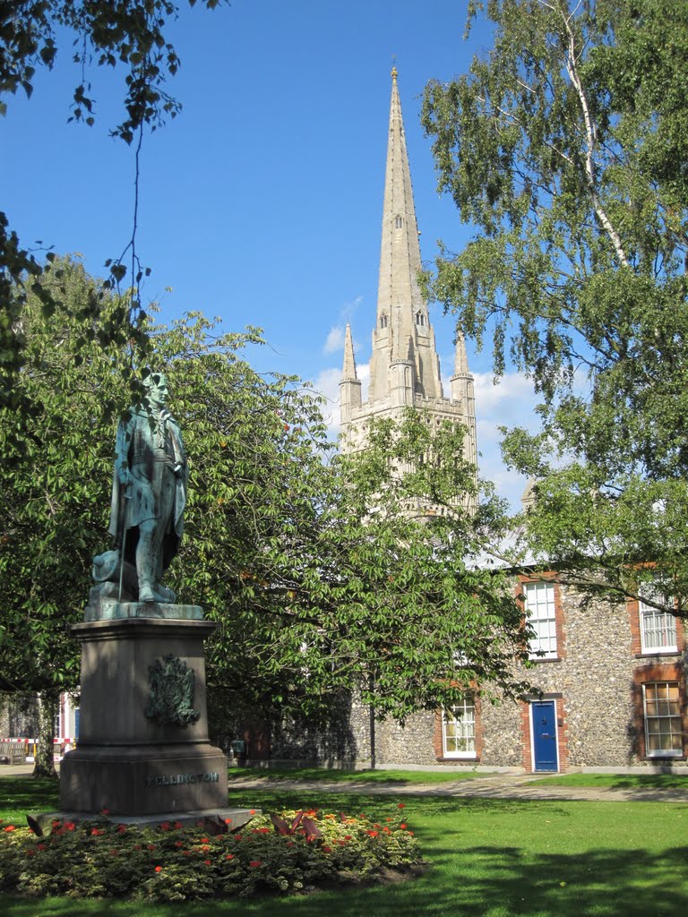 Norwich Cathedral, Suffolk, England augustus 2011 by Aad (A.F.) Huf