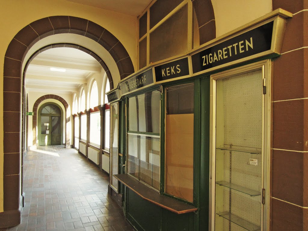 Kiosk im Bahnhof Rottweil by Josh von Staudach