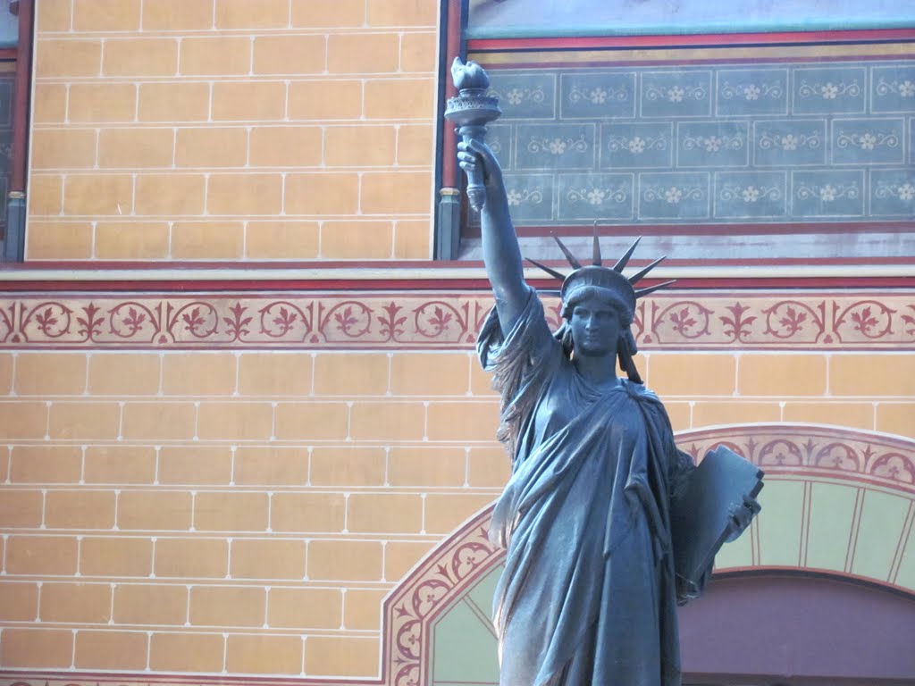 Small statue of Liberty in musée des Arts et Métiers by obsidian57