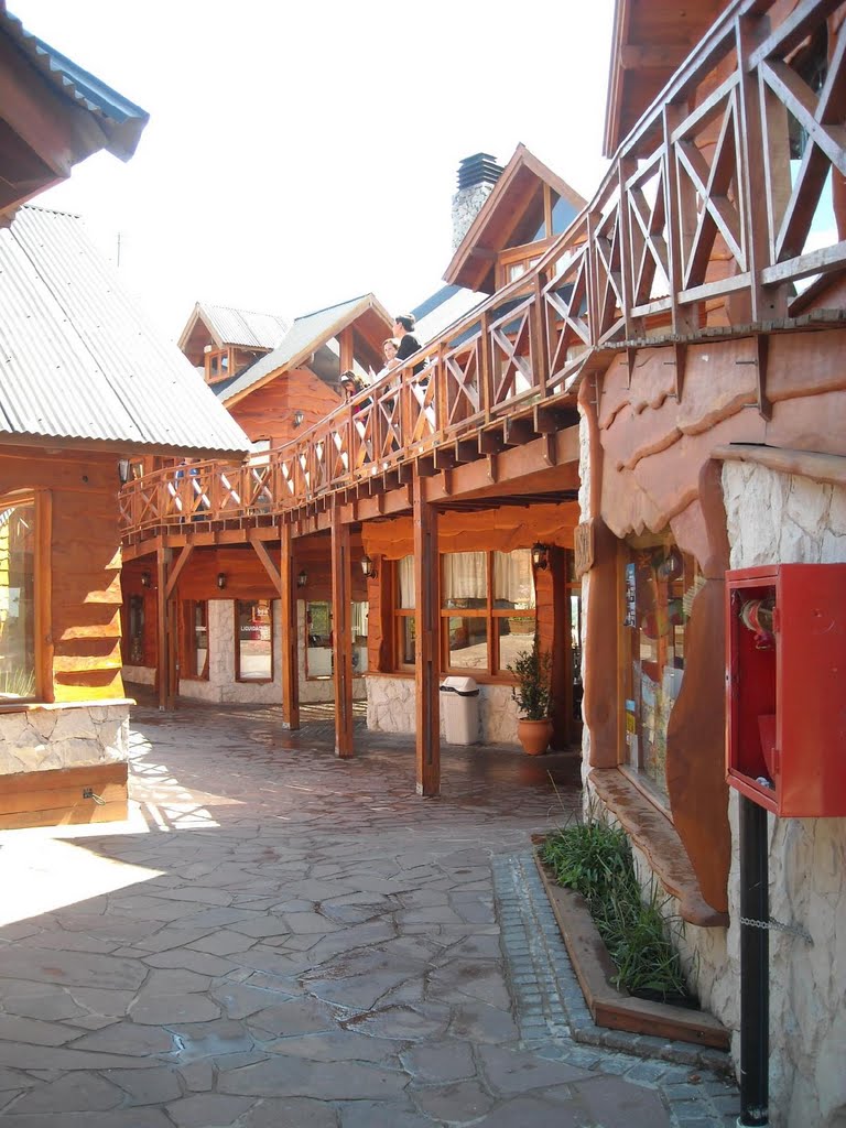 Centro comercial de la Sierra de los Padres by Matha Burroughs