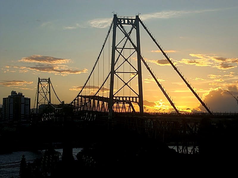 Ponte Hercílio Luz ao cair da tarde! by Lu Genovez