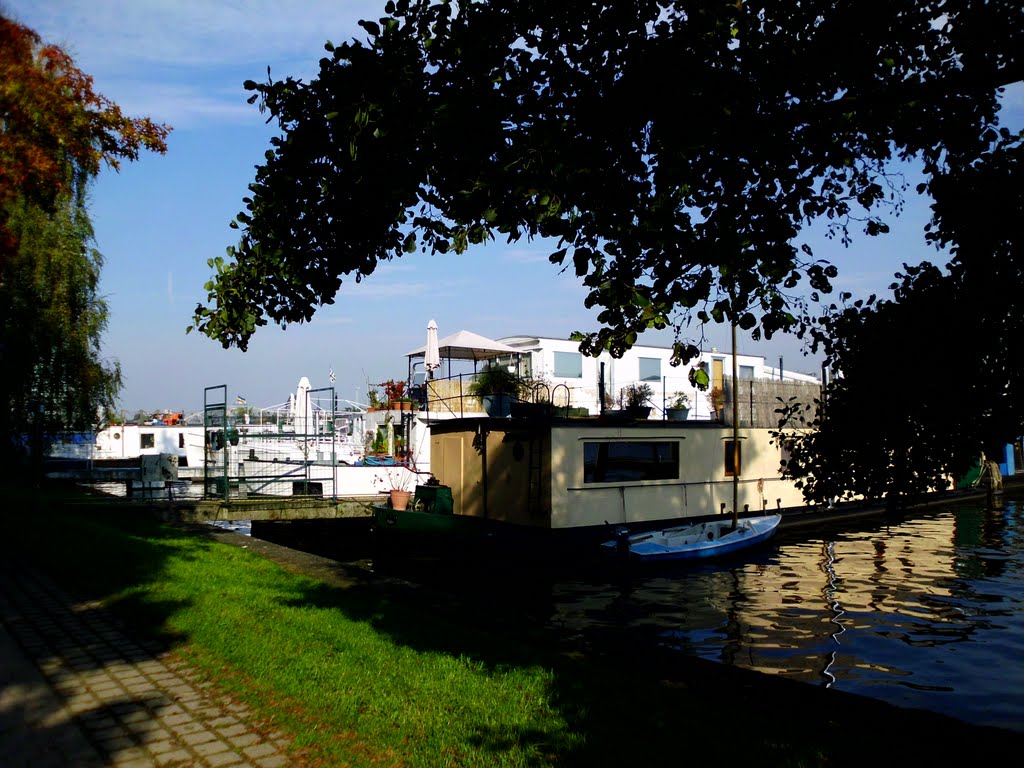 Hausboote in Treptow by Alexander Weber