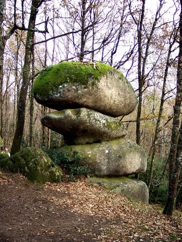 Les rochers décalés. by Jean THIERS