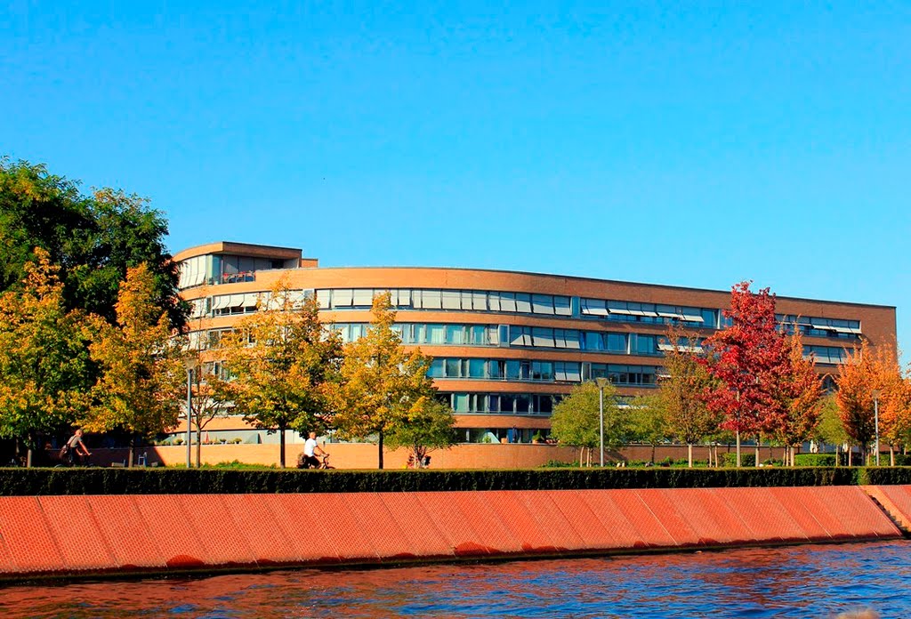 Herbstliche Parkanlagen an der Spree by Stephan Meisel