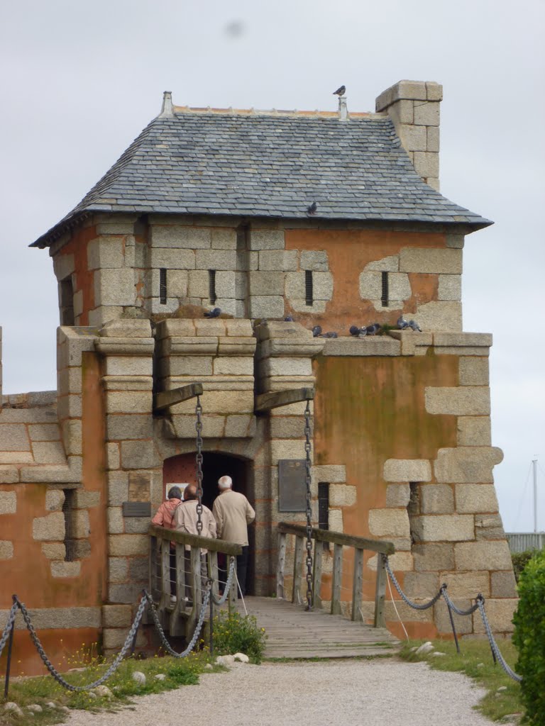 Camaret,entrée fortifiée de la tour vauban by Jean-Pierre Pourcine…