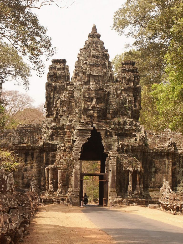 054-Angkor Thom Siegestor (03.03.2007) Mehr Fotos auf: www.khmer-search.de by Khmer Search