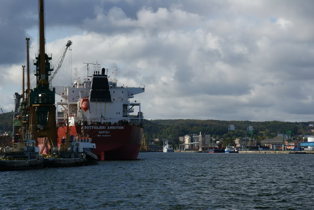 Gdynia port by pietkonrad